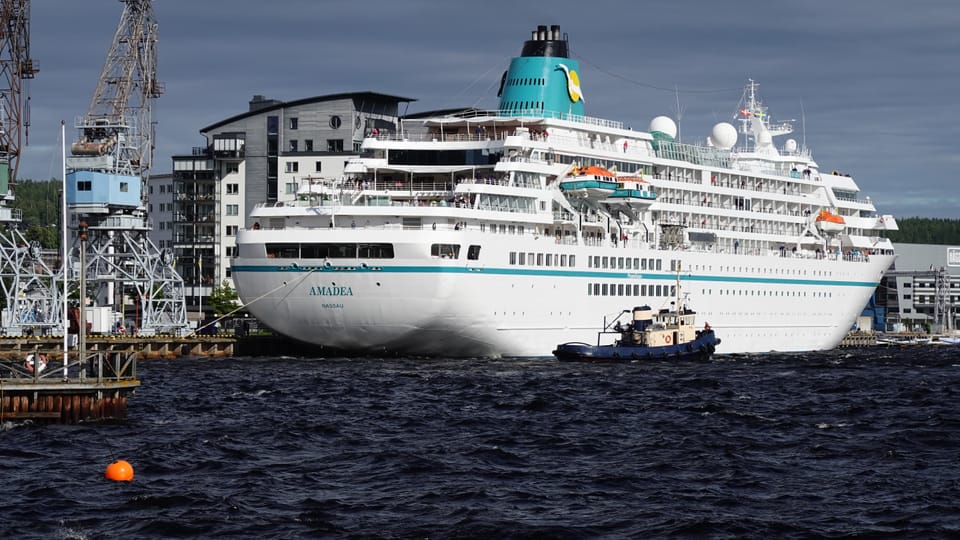 Amadea lämnar Örnsköldsvik i hård blåst